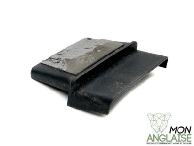 Fixation inférieur de montant de finition droite Jaguar X300 de 1995 à 1997 Référence OE : HNA6080FIX