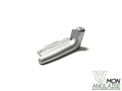 Embout de seuil de porte droite Jaguar XJ8 de 1998 à 2002 Référence OE : HNA6028AA