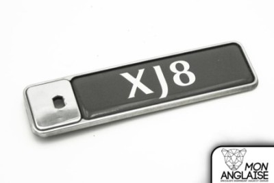 Badge - logo XJ8 chrome - gris Jaguar XJ8 1998-2002 | HND5994CA