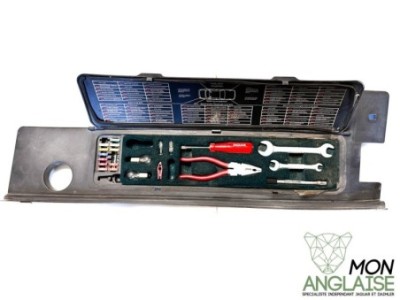 Boite à outils et couvercle RHD - UK Jaguar X300 de 1995 à 1997 Référence OE : MNA9000AF