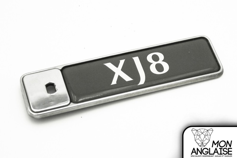 Badge - logo XJ8 chrome - gris Jaguar XJ8 de 1998 à 2002 Référence OE : HND5994CA