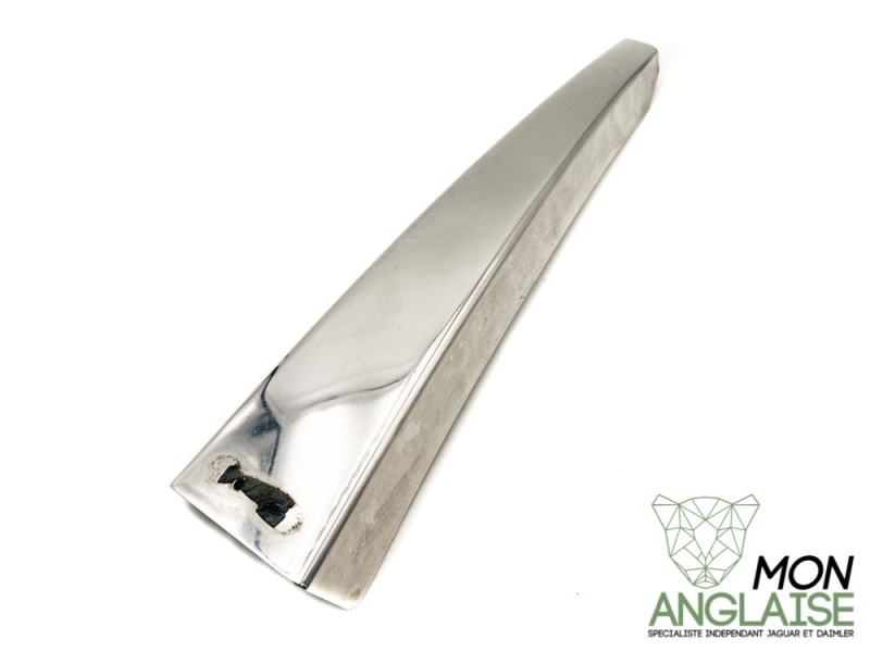 Montant de finition latéral droite chromé Jaguar XJ8 de 1998 à 2002 Référence OE : HNA6080AF