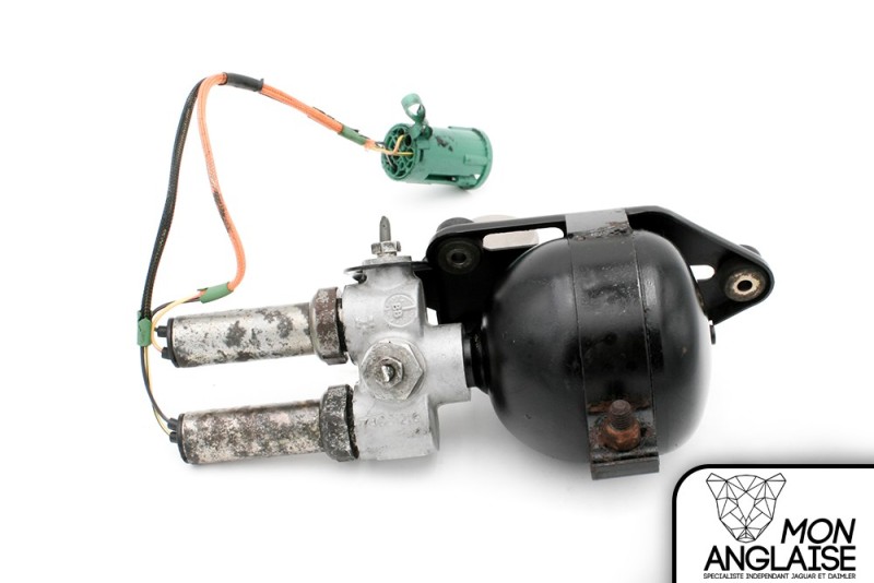 Soupape et accumulateur de freinage Jaguar XJ40 de 1986 à 1994 Référence OE : JLM11659