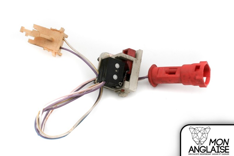 Microcontact de pédale de frein Jaguar XJS de 1987 à 1991 Référence OE : DBC2960