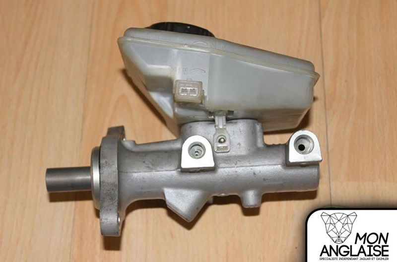 Maître-cylindre de frein (4 fixations) Jaguar XJ8 de 1999 à 2002