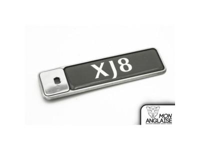 Badge - logo XJ8 chrome - gris Jaguar XJ8 de 1998 à 2002